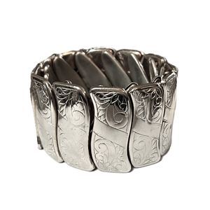 Pre-owned Silver Plated Floral Etched Stretch Cuff Bracelet